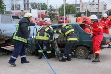 Imagini din timpul intervenției de acordare a primului ajutor calificat; Echipaj ISU Suceava