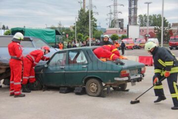 Imagini din timpul intervenției de acordare a primului ajutor calificat; Echipaj ISU Suceava