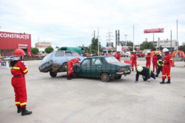 Imagini din timpul intervenției de acordare a primului ajutor calificat; Echipaj ISU Suceava