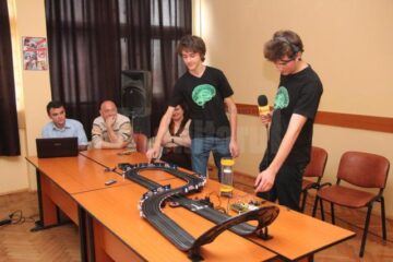 Tinerii au prezentat proiectul „Jocurile viitorului – dispozitive controlate prin unde cerebrale”