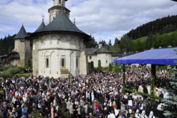 Mii de credincioși sunt așteptați astăzi la Mănăstirea Putna