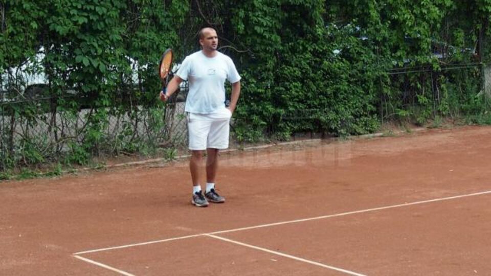Mihai Pânzaru și-a respectat statutul de favorit, impunându-se atât la simplu cât și la dublu Mihai Pânzaru și-a respectat statutul de favorit, impunându-se atât la simplu cât și la dublu