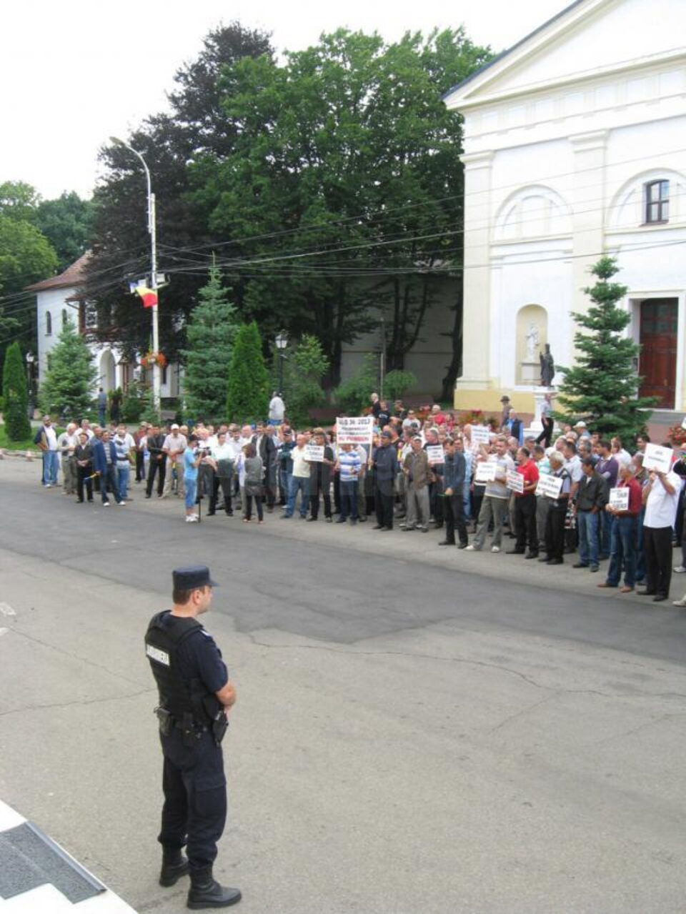 Aproape 150 de salariați de la Termica au participat la mitingul care a avut loc ieri în fața Palatului Administrativ Aproape 150 de salariați de la Termica au participat la mitingul care a avut loc ieri în fața Palatului Administrativ