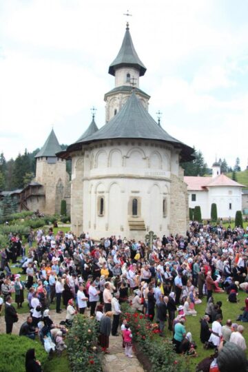 Câteva mii de pelerini l-au sărbătorit ieri pe Sfântul Voievod Ștefan cel Mare, la Mănăstirea Putna
