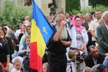 Câteva mii de pelerini l-au sărbătorit ieri pe Sfântul Voievod Ștefan cel Mare, la Mănăstirea Putna