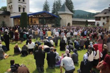 Câteva mii de pelerini l-au sărbătorit ieri pe Sfântul Voievod Ștefan cel Mare, la Mănăstirea Putna
