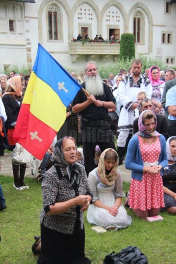 Câteva mii de pelerini l-au sărbătorit ieri pe Sfântul Voievod Ștefan cel Mare, la Mănăstirea Putna