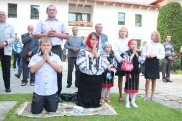 Câteva mii de pelerini l-au sărbătorit ieri pe Sfântul Voievod Ștefan cel Mare, la Mănăstirea Putna