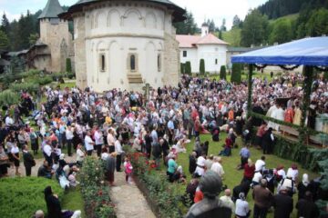 Câteva mii de pelerini l-au sărbătorit ieri pe Sfântul Voievod Ștefan cel Mare, la Mănăstirea Putna