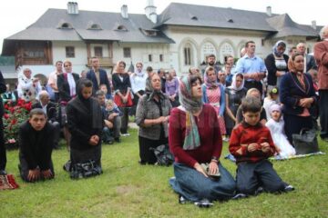Câteva mii de pelerini l-au sărbătorit ieri pe Sfântul Voievod Ștefan cel Mare, la Mănăstirea Putna
