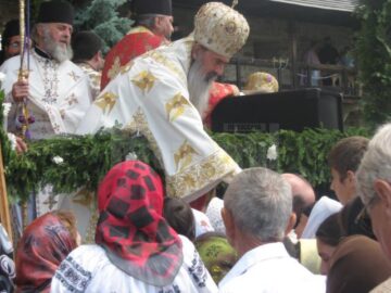 Câteva mii de pelerini l-au sărbătorit ieri pe Sfântul Voievod Ștefan cel Mare, la Mănăstirea Putna
