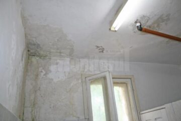 Așa arată baia comună de la parterul căminului 1 din incinta Colegiului Tehnic de Industrie Alimentară
