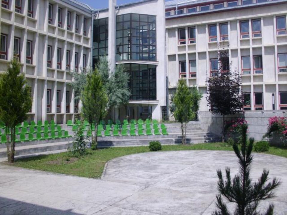 De la 1 octombrie, în grădina englezească a Corpului D al USV va funcționa o cafenea De la 1 octombrie, în grădina englezească a Corpului D al USV va funcționa o cafenea