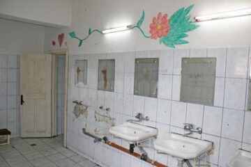 Așa arată baia comună de la parterul căminului 1 din incinta Colegiului Tehnic de Industrie Alimentară