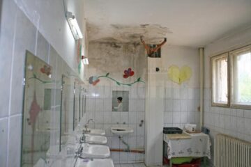Așa arată baia comună de la parterul căminului 1 din incinta Colegiului Tehnic de Industrie Alimentară