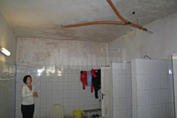 Așa arată baia comună de la parterul căminului 1 din incinta Colegiului Tehnic de Industrie Alimentară