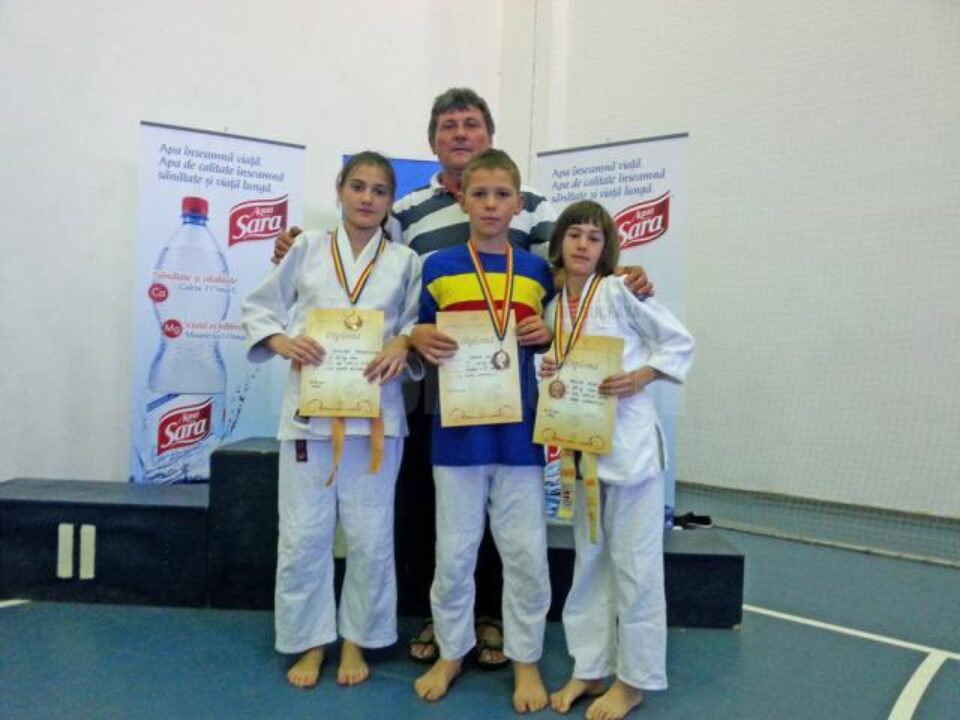 rofesorul Mihai Pascal, alături de cei trei sportivi humoreni, medaliați la naționalele sub 13 ani rofesorul Mihai Pascal, alături de cei trei sportivi humoreni, medaliați la naționalele sub 13 ani