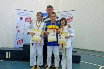 rofesorul Mihai Pascal, alături de cei trei sportivi humoreni, medaliați la naționalele sub 13 ani