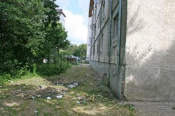 Multă mizerie și în jurul căminelor