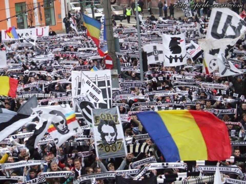 Suporterii șepcilor roșii au motive de bucurie: echipa a rămas în primul eșalon fotbalistic din România