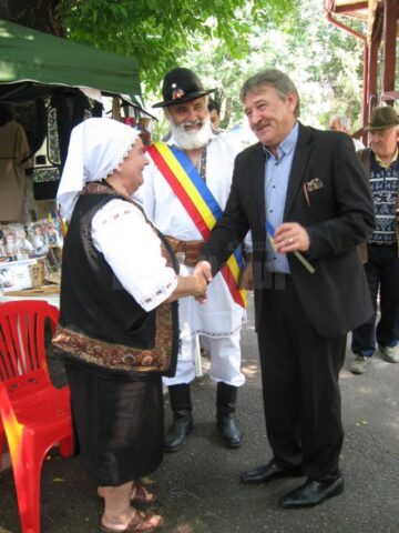 Vizitarea standurilor meșterilor populari