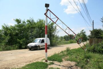 Limitatorul de înălțime a fost pus la pământ, iar mașinile de mare tonaj au reînceput să circule prin zonă