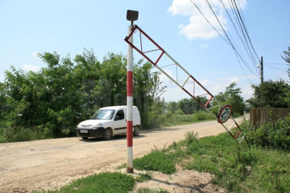 Limitatorul de înălțime a fost pus la pământ, iar mașinile de mare tonaj au reînceput să circule prin zonă Limitatorul de înălțime a fost pus la pământ, iar mașinile de mare tonaj au reînceput să circule prin zonă