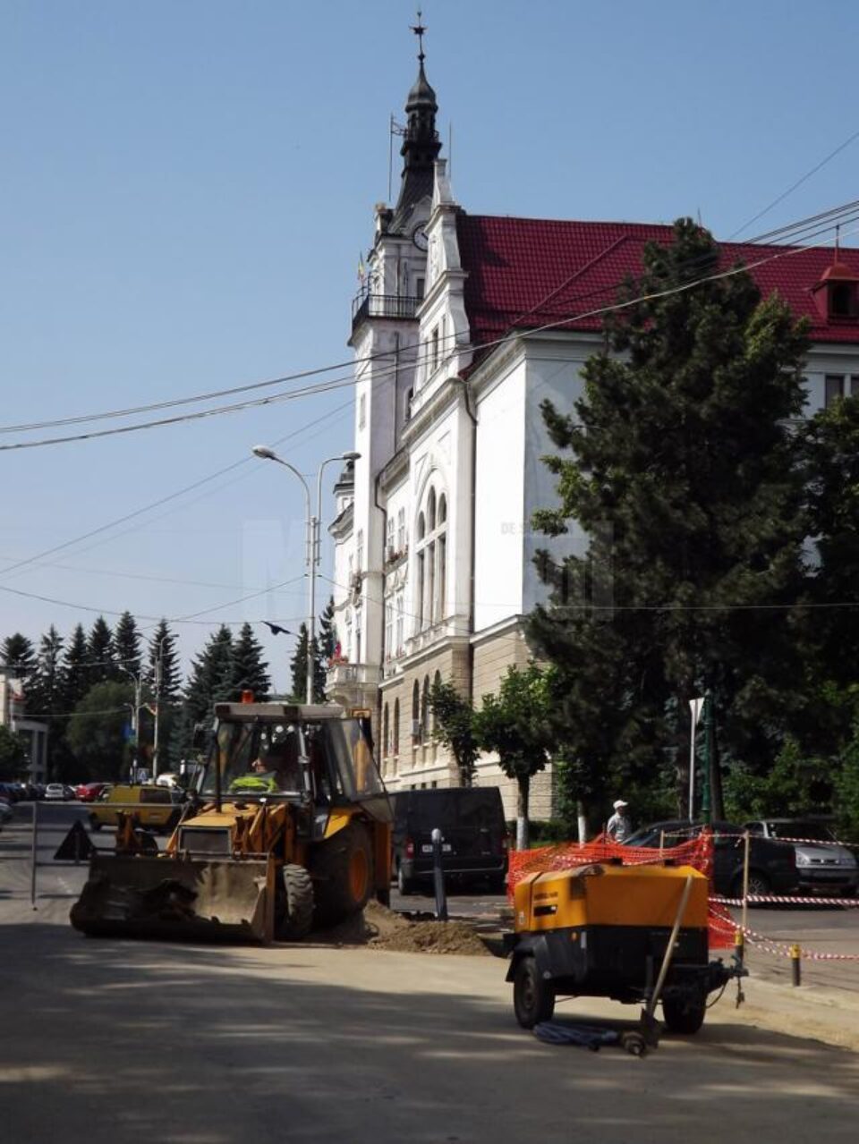 Pavajele de granit care marchează zona pietonală se extind până lângă Palatul Administrativ