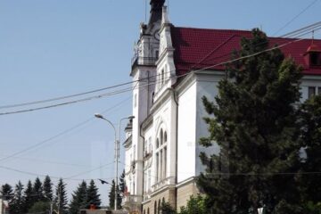 Pavajele de granit care marchează zona pietonală se extind până lângă Palatul Administrativ