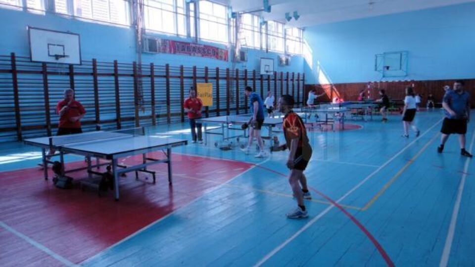Sportivi de toate vârstele la Cupa „Ziua Municipiului” la tenis de masă