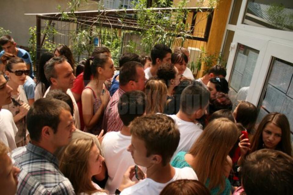 Aglomerație în centrele de examen, la afișarea rezultatelor