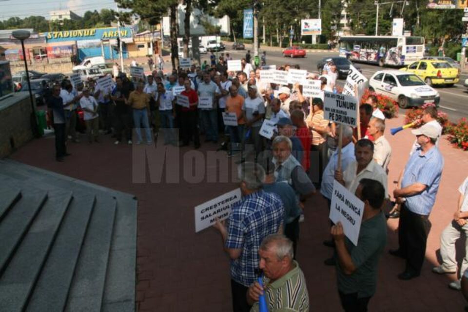 Protest zgomotos în fața Primăriei Suceava