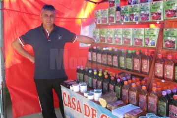 Standul fitoterapeutului Remus Albuț, la Târgul meșteșugarilor de la Gura Humorului