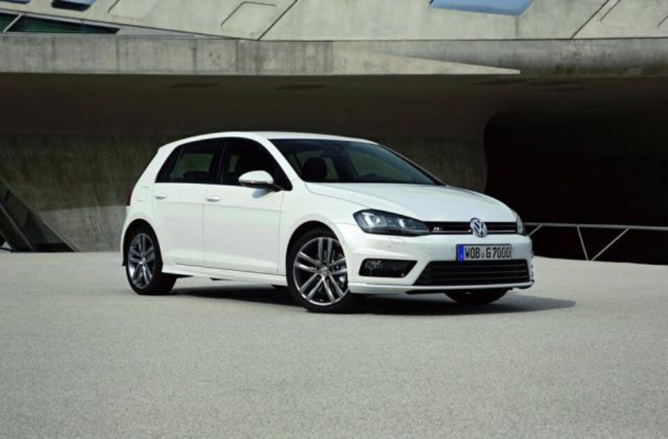 Volkswagen Golf VII dispune de pachetul sport R-Line