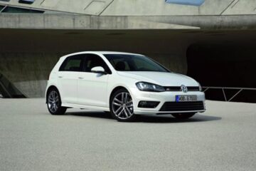 Volkswagen Golf VII dispune de pachetul sport R-Line