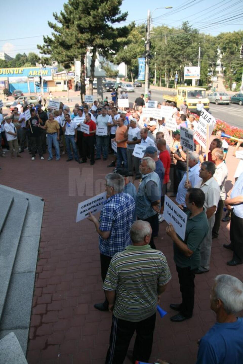 Protest zgomotos în fața Primăriei Suceava