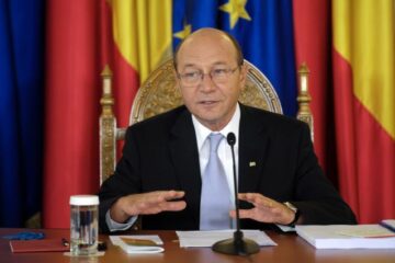 Băsescu cere reexaminarea legii privind referendumul validat cu prezență de 30%