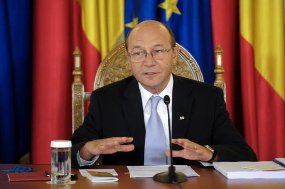 Băsescu cere reexaminarea legii privind referendumul validat cu prezență de 30%