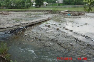 Zeci de familii din satul Negrileasa rămân izolate din cauza punții distruse