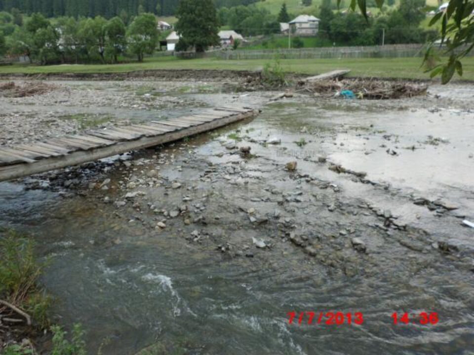 Zeci de familii din satul Negrileasa rămân izolate din cauza punții distruse