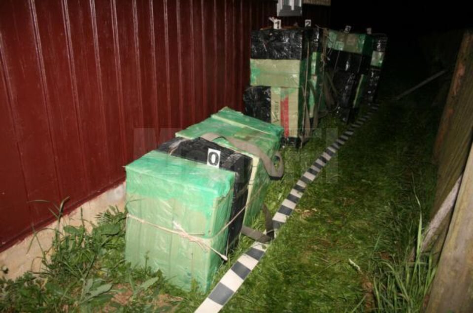 În coletele abandonate, polițiștii au găsit 12.499 de pachete de țigări, în valoare de 119.400 de lei