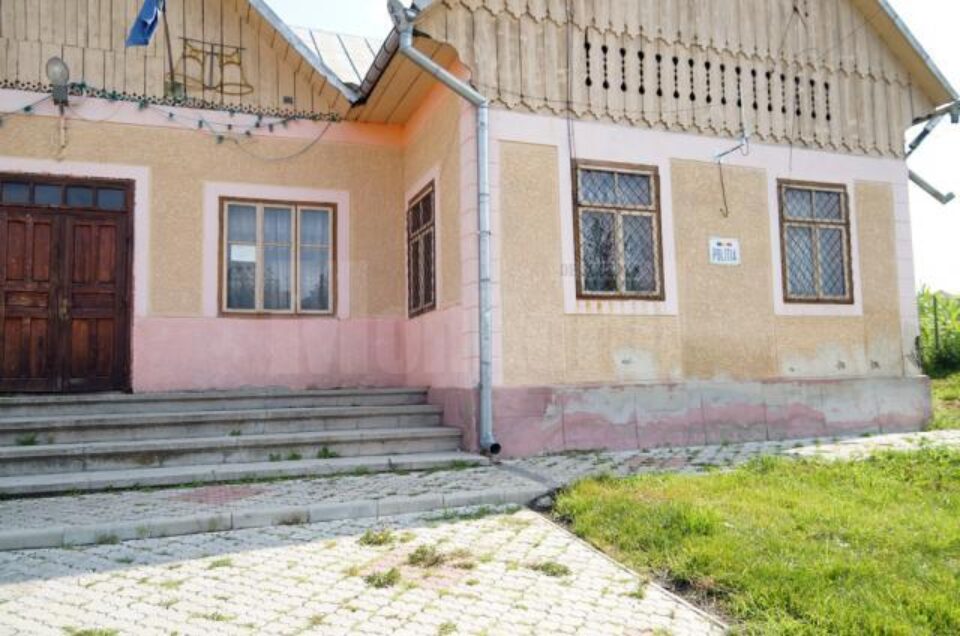 În fața postului de poliție de la Comănești nu a parcat de mulți ani vreo mașină de poliție