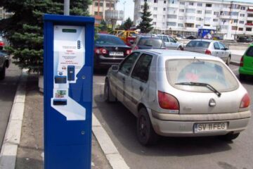 Șase aparate de taxat au fost montate în parcările din centrul Fălticeniului