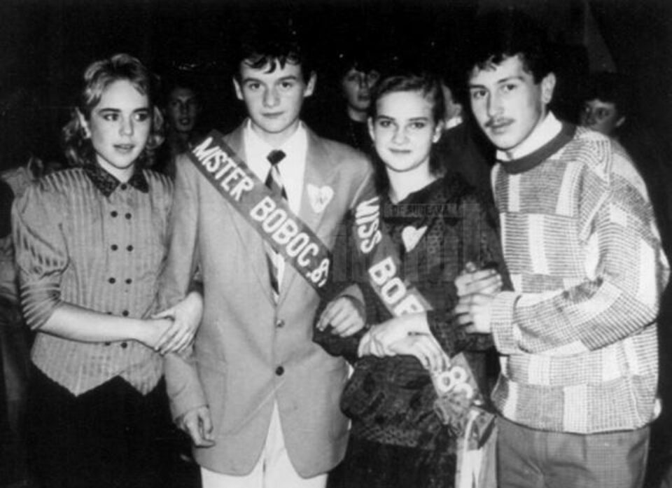 Miss și Mister Boboc 1989 - Liceul Dragoș Vodă, împreună cu Miss și Mister Boboc 1986 Miss și Mister Boboc 1989 - Liceul Dragoș Vodă, împreună cu Miss și Mister Boboc 1986