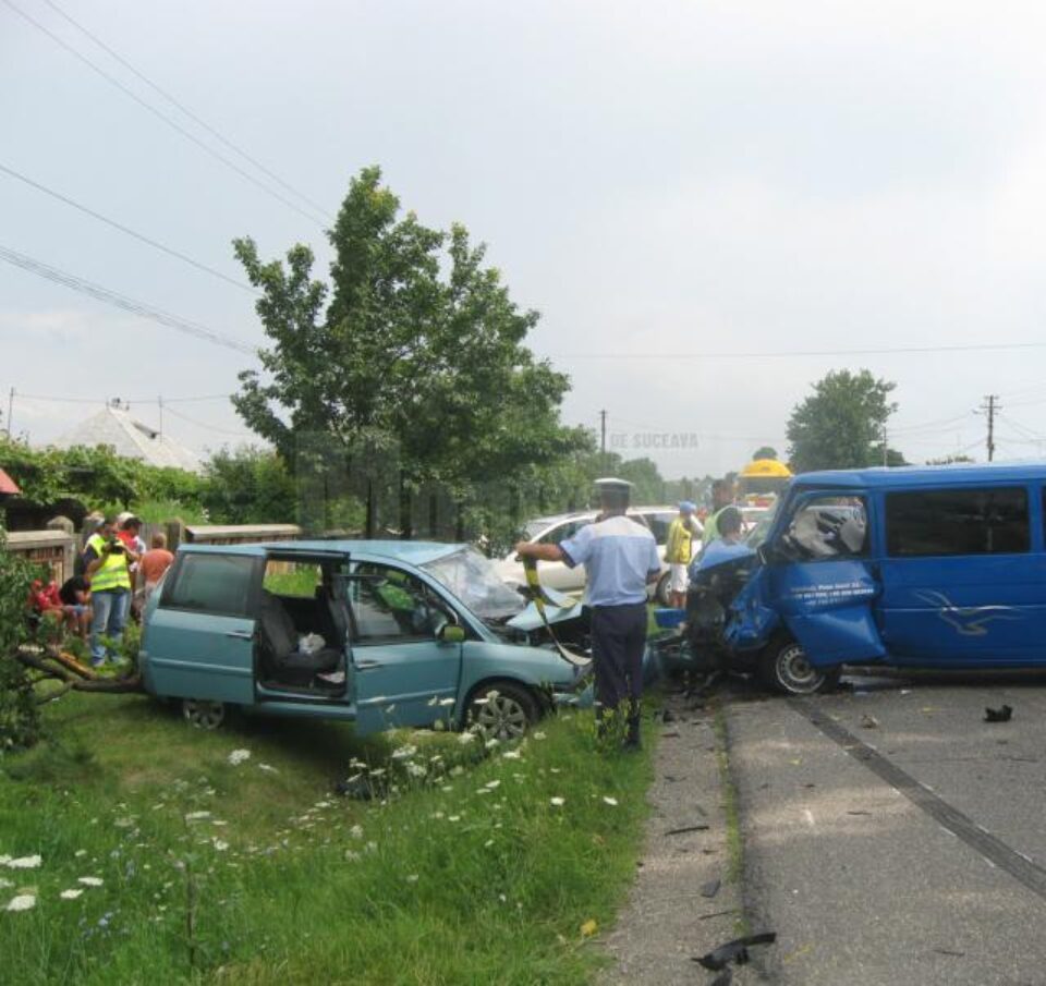 Microbuzul s-a izbit violent în autoturismul Citroen C8