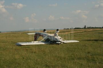 Pilotul a reușit să aducă avionul pe sol, însă din cauza vitezei prea mari roata din față s-a rupt, moment în care aparatul ultraușor s-a dat peste cap