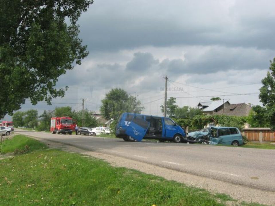 Microbuzul s-a izbit violent în autoturismul Citroen C8
