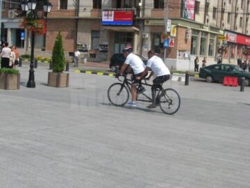 „Zidul dizabilității”, dărâmat în mod simbolic de doi bicicliști