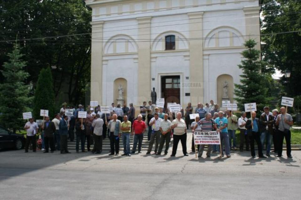 Aproximativ 50 de angajați ai societății de termoficare au ieșit din nou în stradă pentru a protesta împotriva autorităților locale și centrale Aproximativ 50 de angajați ai societății de termoficare au ieșit din nou în stradă pentru a protesta împotriva autorităților locale și centrale