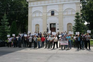 Aproximativ 50 de angajați ai societății de termoficare au ieșit din nou în stradă pentru a protesta împotriva autorităților locale și centrale